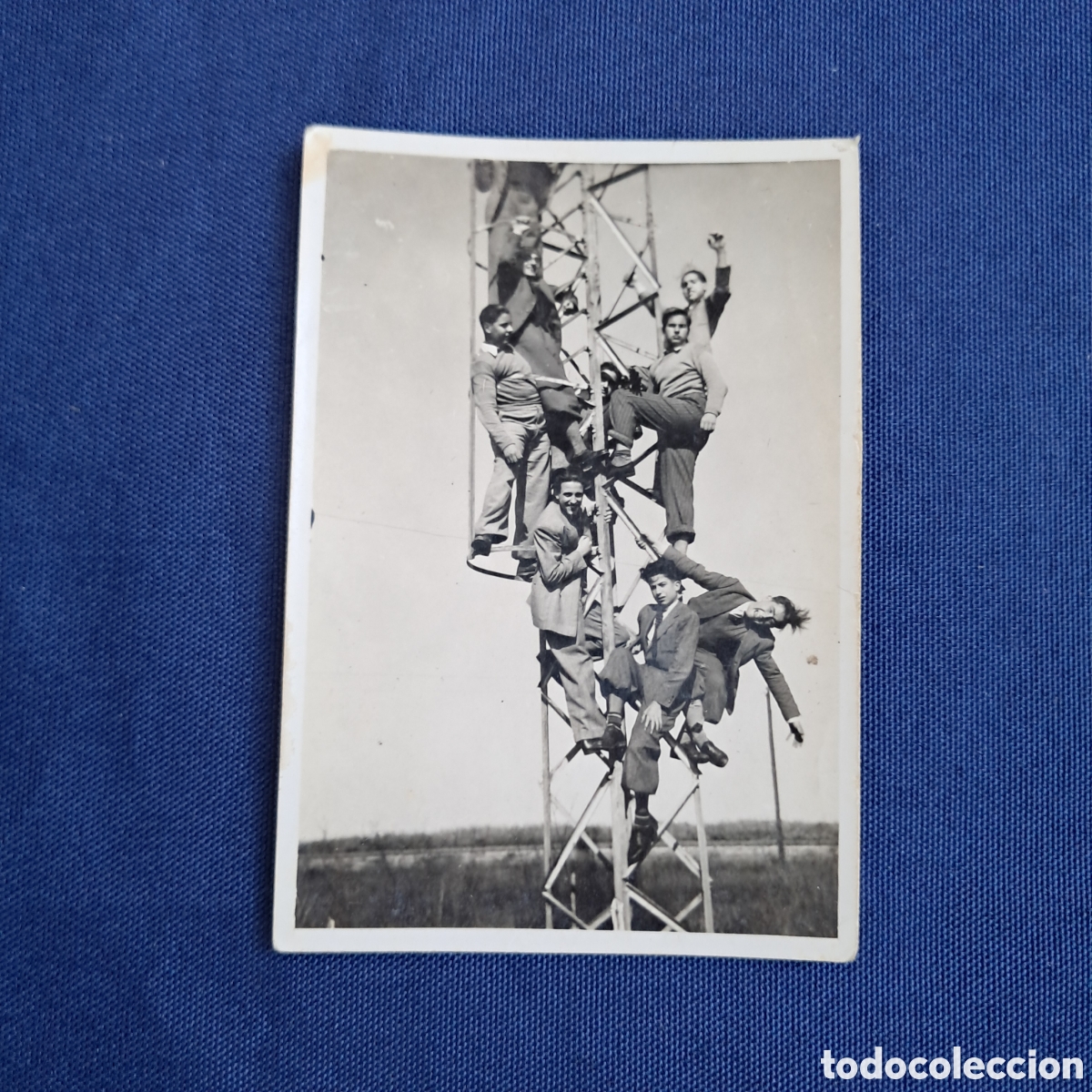 Fotografia antiga: Antigua fotograf&iacute;a, j&oacute;venes subidos a torre de comunicaciones, Castillo de Montjuich Barcelona, 1942
