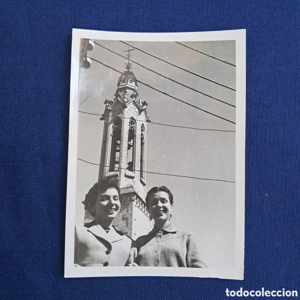 Alte Fotografie: Antigua fotograf&iacute;a de dos j&oacute;venes posando con el Campanario de Sant Juan de Valls detr&aacute;s. A&ntilde;os 40