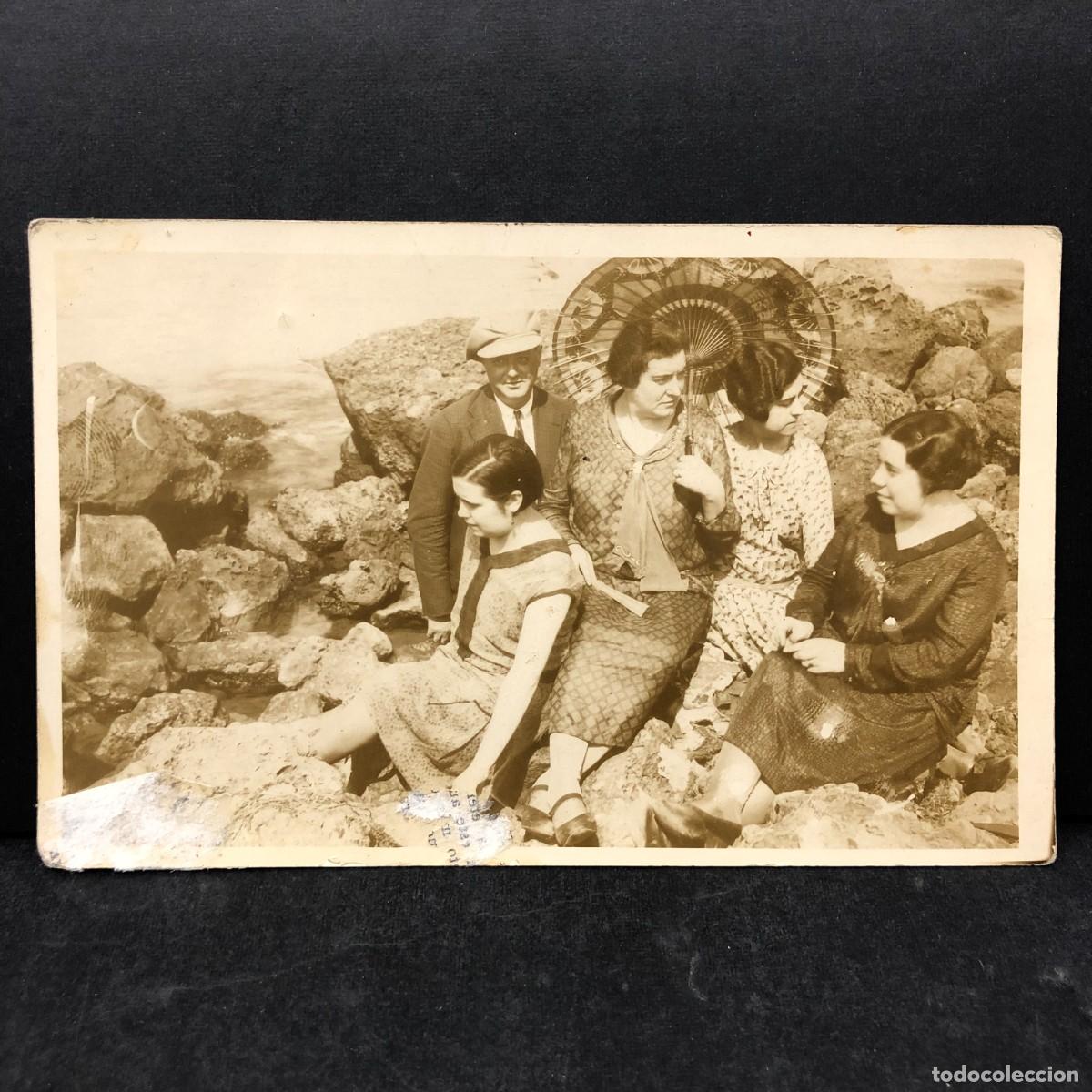 Fotograf&iacute;a antigua: FOTOGRAF&Iacute;A MODERNISTA - MUJERES Y UN HOMBRE EN LAS ROCAS DE LA PLAYA - ART&Iacute;STICA - C. 1900 / 812