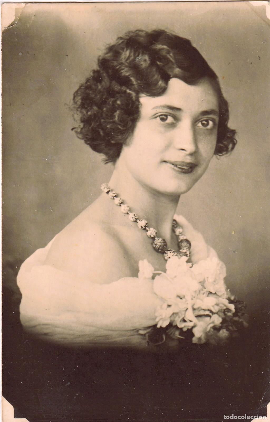 Fotograf&iacute;a antigua: Retrato de estudio en formato postal de una joven con precioso collar art noveau - CLC