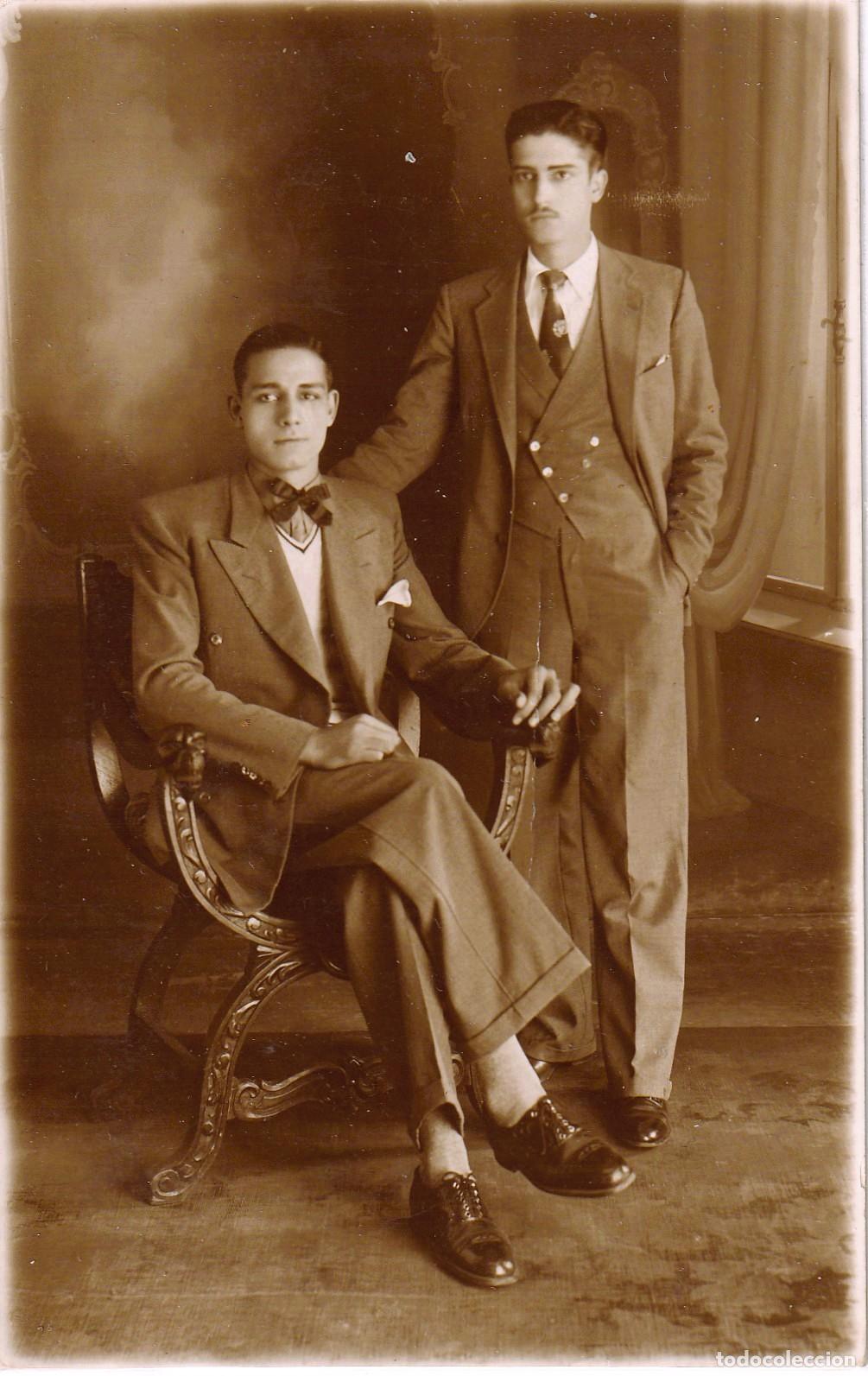 Fotograf&iacute;a antigua: Fotograf&iacute;a de estudio a&ntilde;os 40 de dos j&oacute;venes elegantes sin mas datos. Gran calidad de revelado - CLC