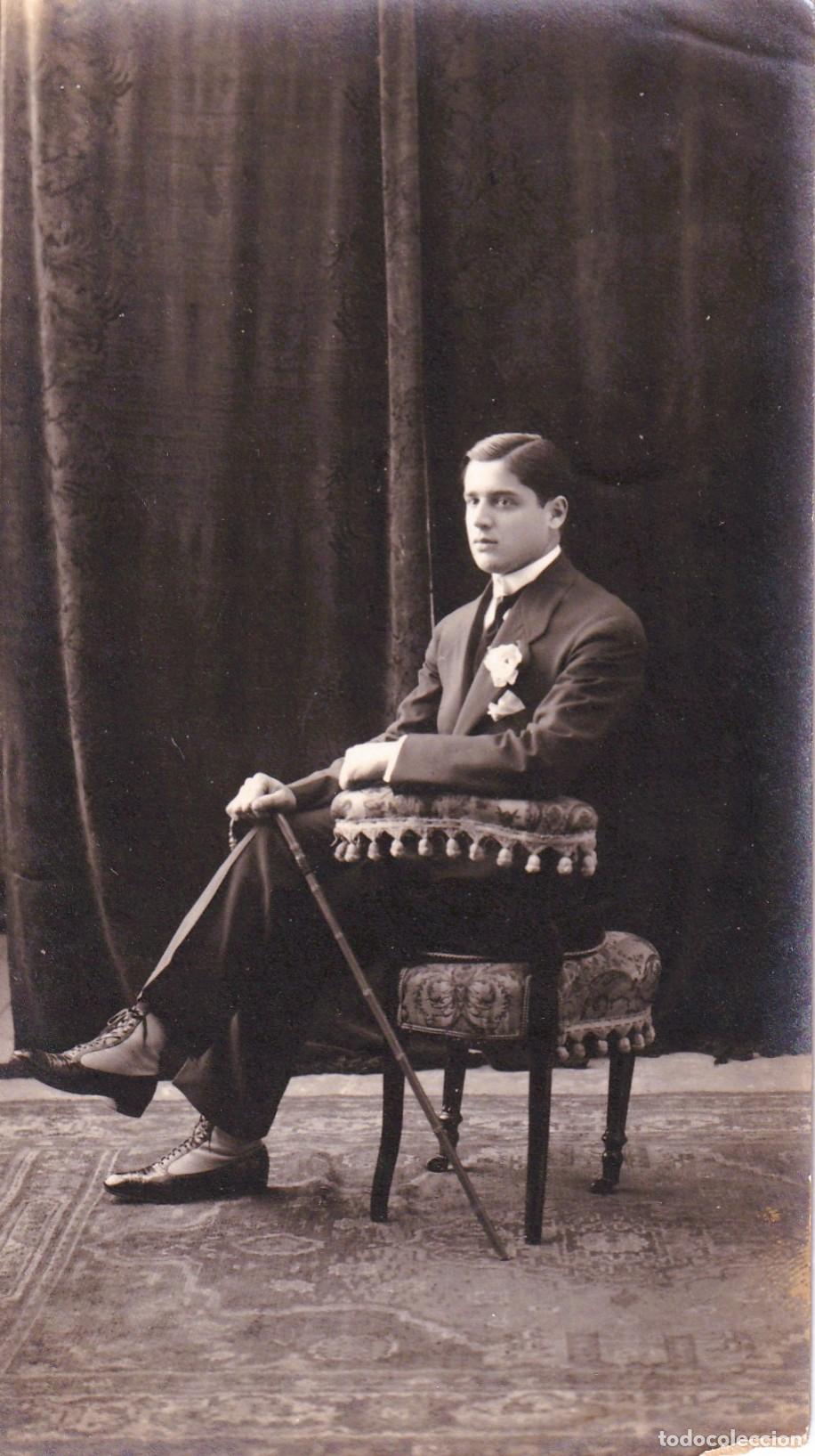 Fotograf&iacute;a antigua: Retrato de estudio de Alejandro Molteni, muy elegante con su bast&oacute;n, identificado al dorso - CLC