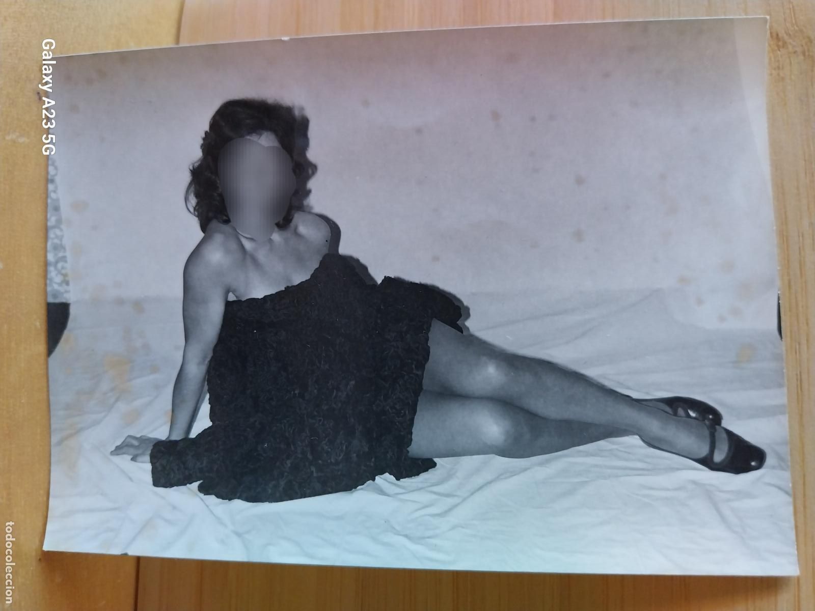 Fotografia antiga: MUJER POSE FOTO PARTICULAR INSINUANTE 10.5X7.3CMS ORIGINAL DE EPOCA A&Ntilde;OS 60 70