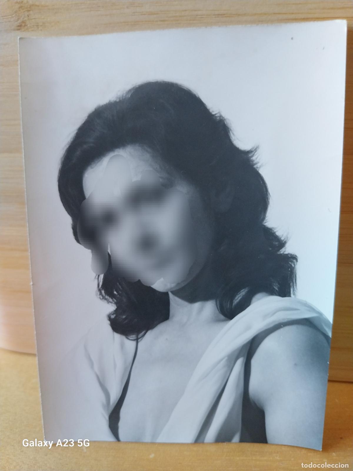 Fotografia antiga: MUJER POSE FOTO PARTICULAR 10.5X7.3CMS ORIGINAL DE EPOCA A&Ntilde;OS 60 70