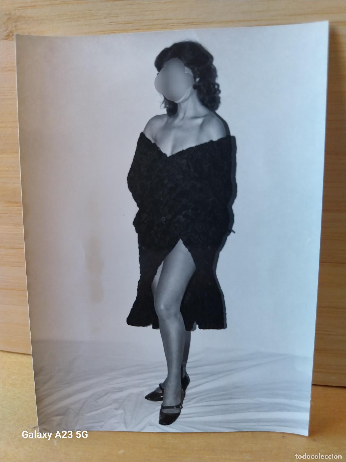 Fotografia antiga: MUJER POSE FOTO PARTICULAR INSINUANTE 10.5X7.3CMS ORIGINAL DE EPOCA A&Ntilde;OS 60 70 ABRIGO NEGRO