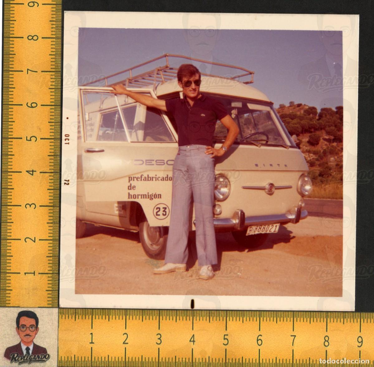Alte Fotografie: HOMBRE JOVEN GUAPO SEXY GAFAS SOL - FURGONETA SIATA SEAT 600 - FOTO VINTAGE BARCELONA LGTB A&Ntilde;O 1972