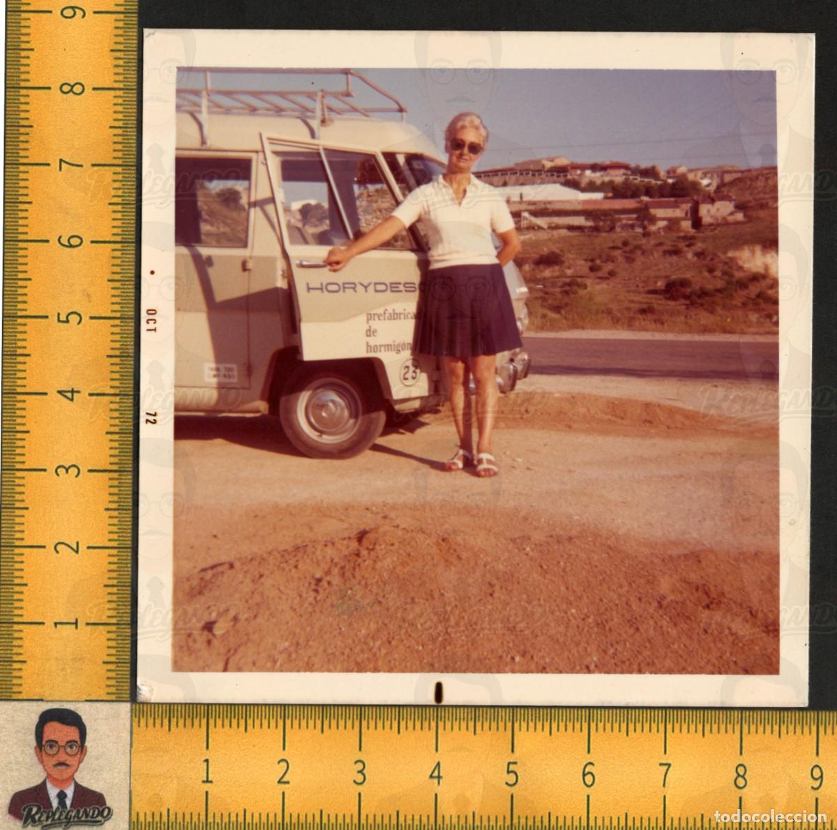 Fotografia antica: MUJER JOVEN ELEGANTE GAFAS SOL FALDA CORTA - FURGONETA SIATA SEAT 600 - FOTO VINTAGE PIERA A&Ntilde;O 1972