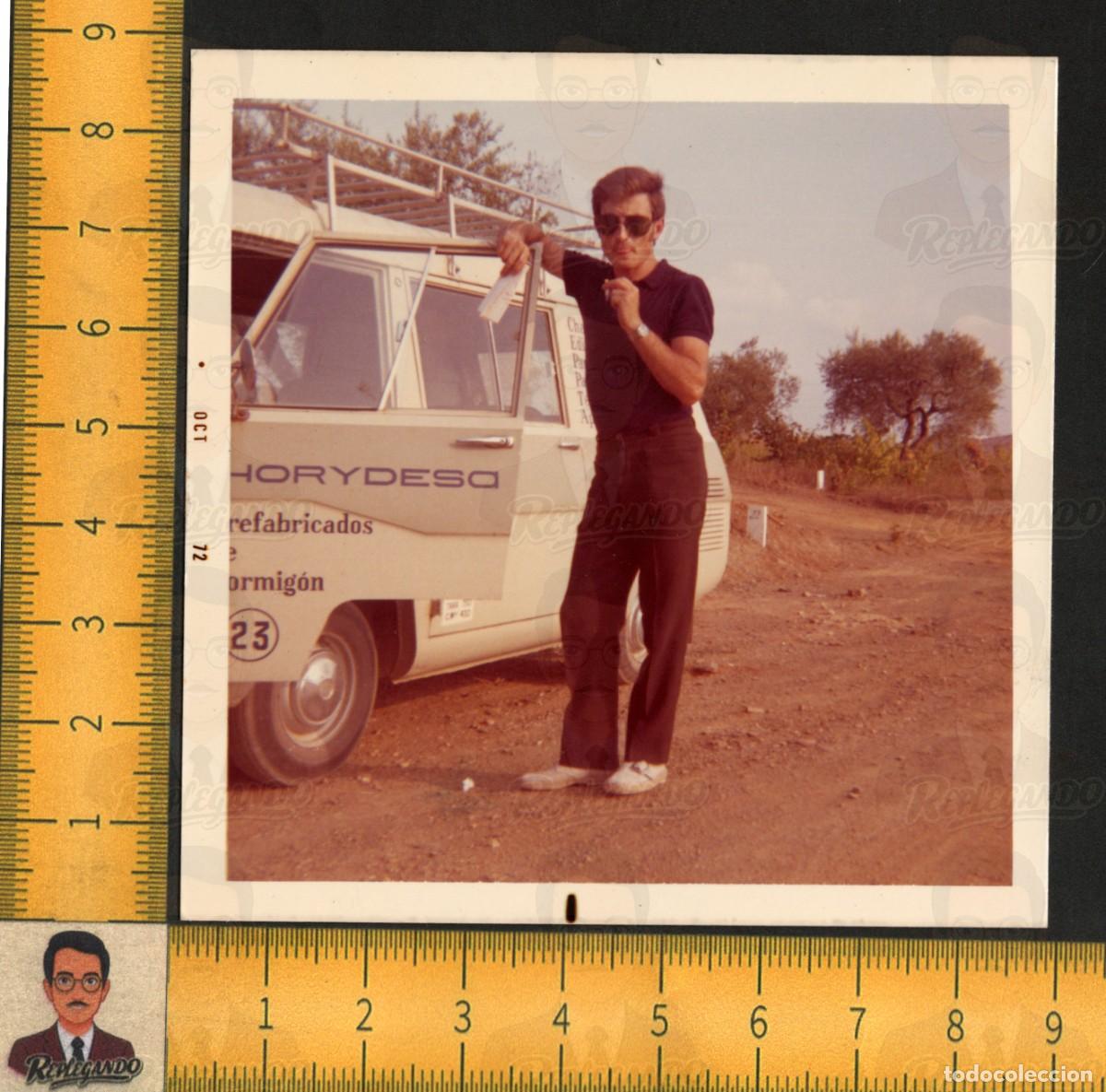 Alte Fotografie: HOMBRE JOVEN GUAPO SEXY FUMA GAFAS SOL - PANTAL&Oacute;N AJUSTADO - SIATA 600 - FOTO VINTAGE LGTB A&Ntilde;O 1972