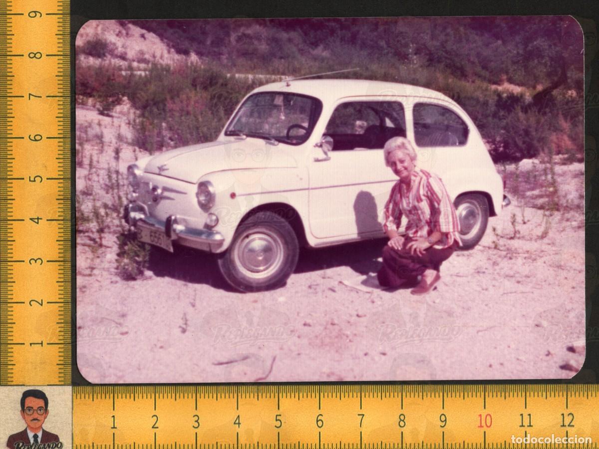 Alte Fotografie: MUJER SONRIENTE JUNTO COCHE CL&Aacute;SICO SEAT 600 BLANCO - AUTOM&Oacute;VIL ESPA&Ntilde;OL - FOTOGRAF&Iacute;A VINTAGE A&Ntilde;OS 70
