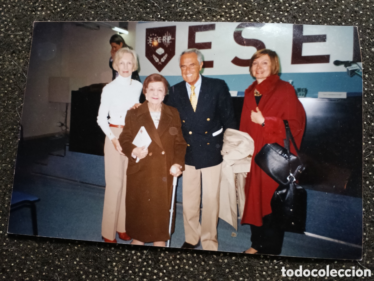 Alte Fotografie: Fotograf&iacute;a del periodista Jos&eacute; Mar&iacute;a Carrascal en la escuela (ESERP) de negocios de Barcelona Posand