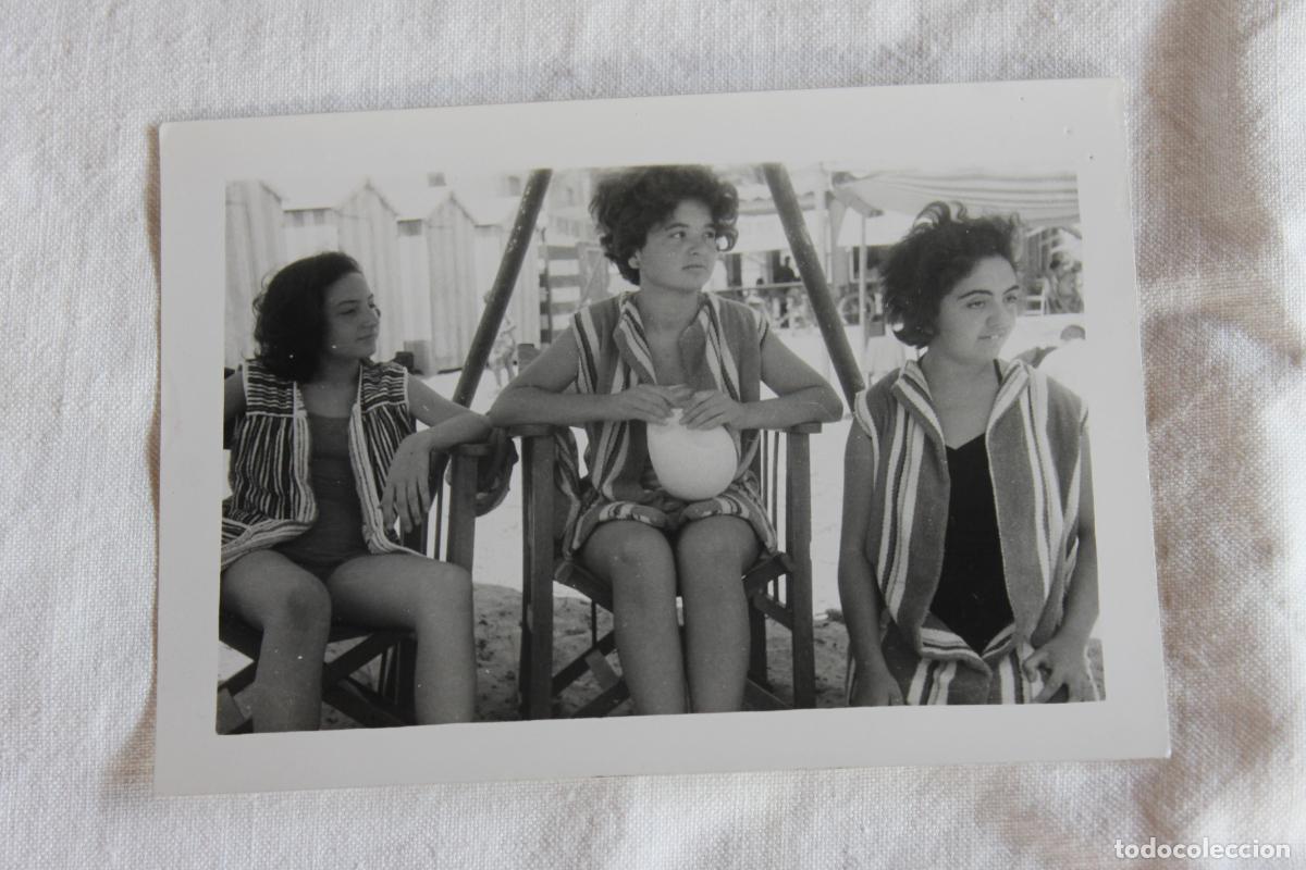 Antique Photography: TRES NI&Ntilde;AS CON ALBORNOZ PLAYA SIN AUTOR