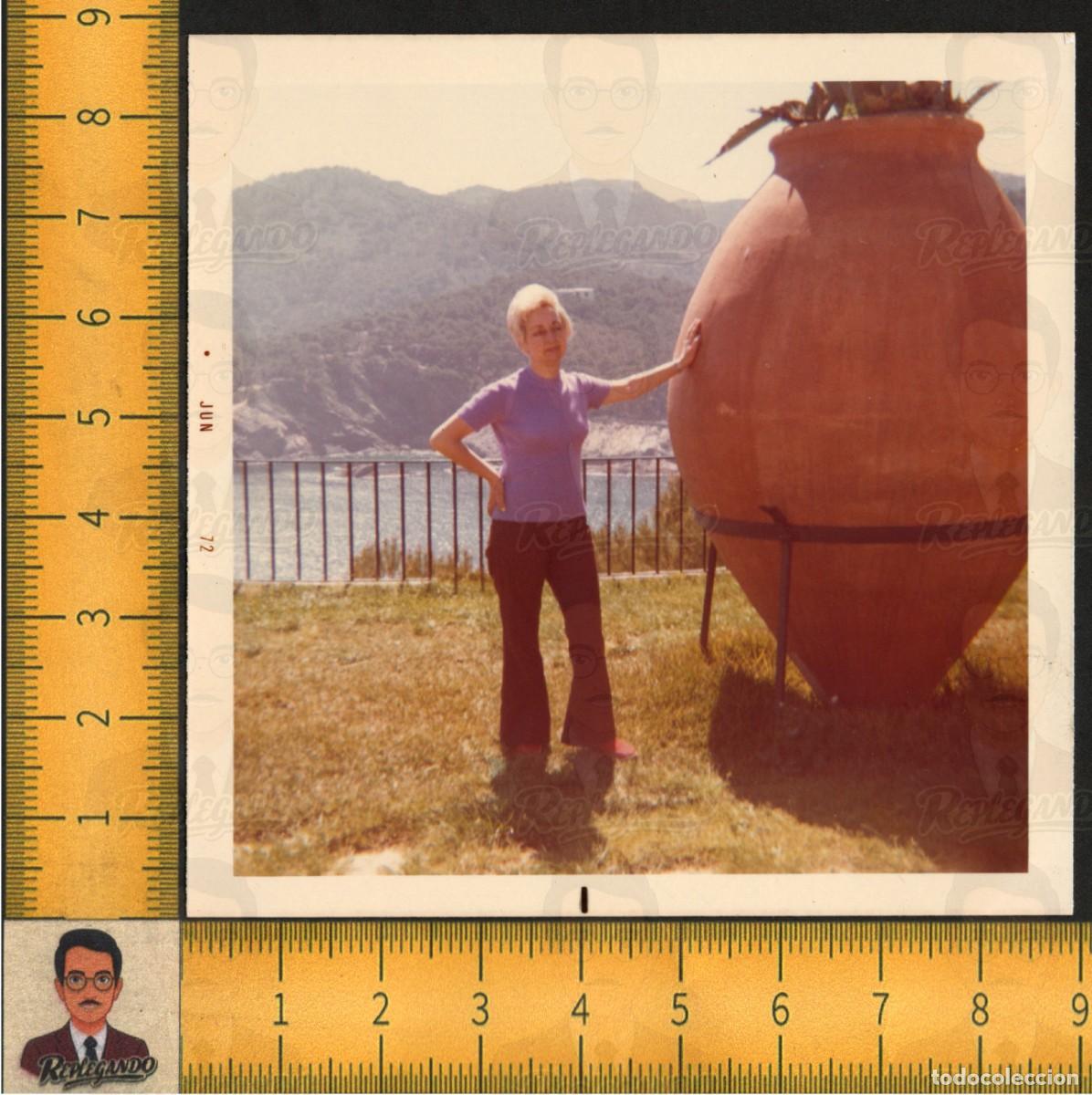 Fotograf&iacute;a antigua: MUJER RUBIA POSA JUNTO GRAN TINAJA BARRO - HOTEL CAP SA SAL BEGUR GIRONA COSTA BRAVA - FOTO A&Ntilde;O 1972