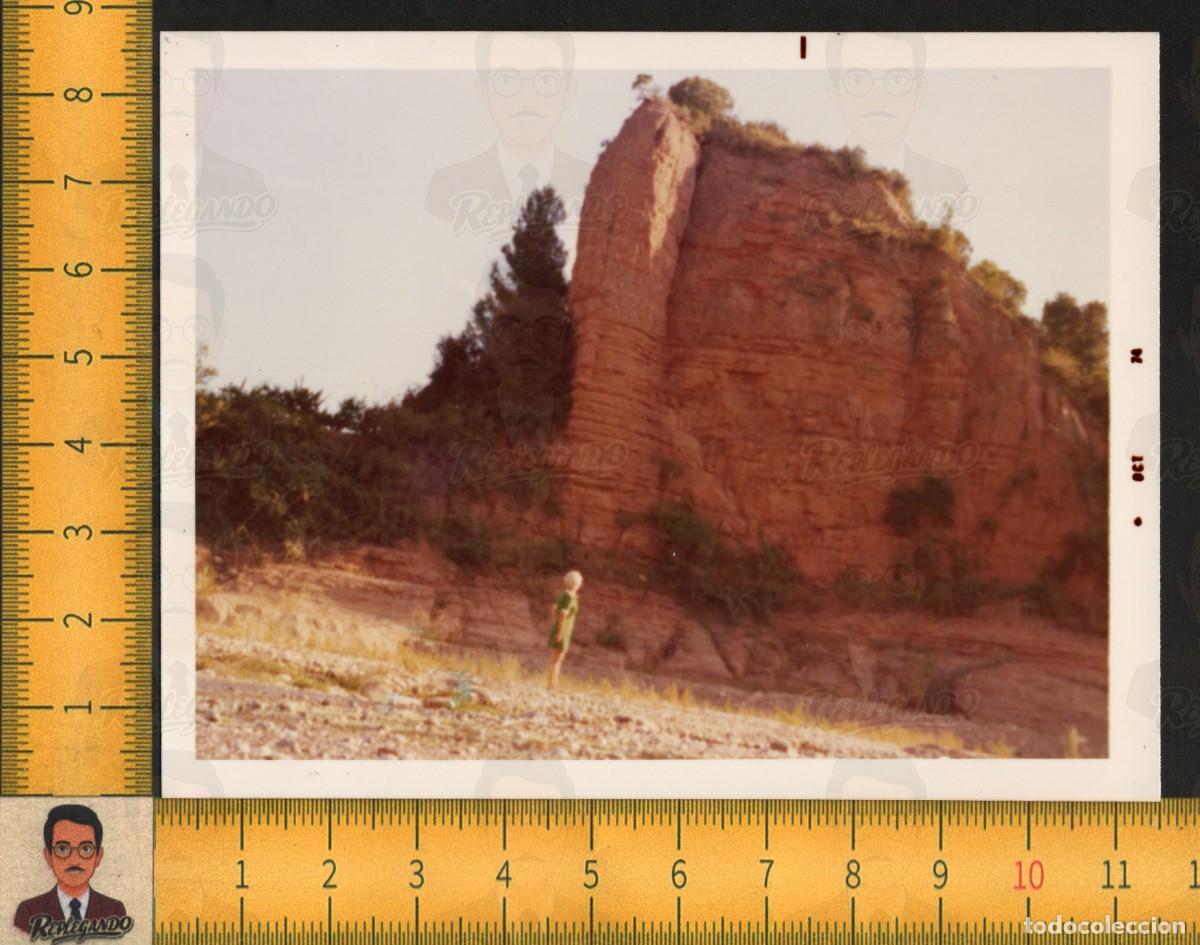 Alte Fotografie: PAISAJE MONTA&Ntilde;OSO FORMACI&Oacute;N ROCOSA - MUJER JUNTO PE&Ntilde;ASCO VILADECAVALLS BARCELONA - FOTO A&Ntilde;O 1974
