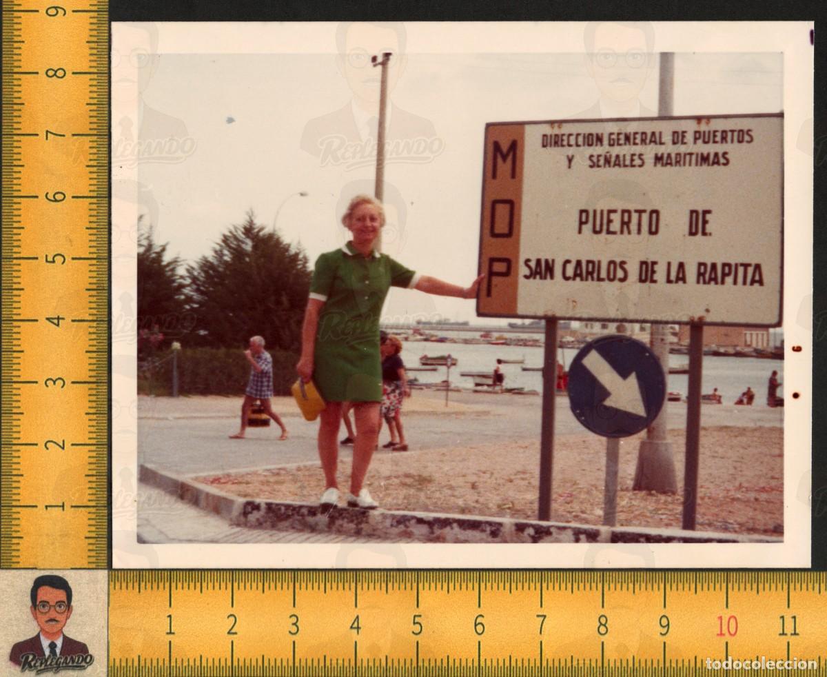 Fotografia antiga: MUJER CARTEL MOP PUERTO SAN CARLOS DE LA R&Aacute;PITA - SE&Ntilde;ALES MAR&Iacute;TIMAS BARCOS TARRAGONA - FOTO A&Ntilde;OS 70