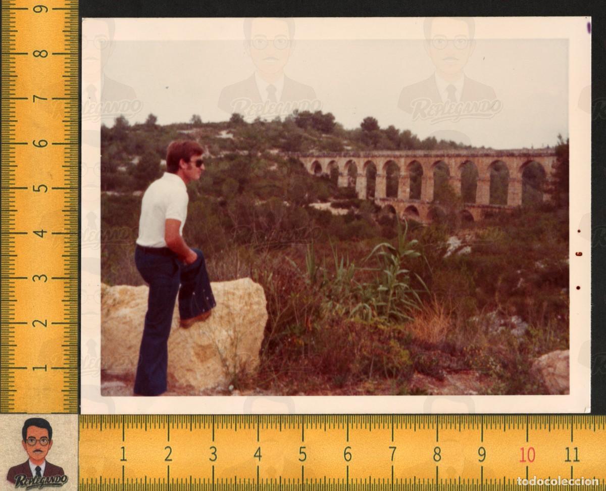 Fotograf&iacute;a antigua: HOMBRE JOVEN GUAPO GAFAS SOL PANTAL&Oacute;N CAMPANA - ACUEDUCTO PUENTE DEL DIABLO TARRAGONA - FOTO A&Ntilde;OS 70