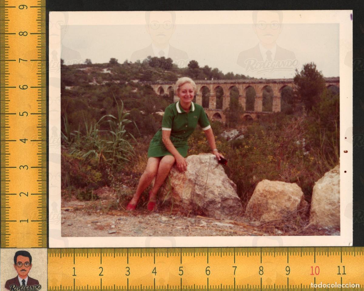 Fotograf&iacute;a antigua: MUJER RUBIA SONRIENTE VESTIDO VERDE SENTADA - ACUEDUCTO PUENTE DEL DIABLO TARRAGONA - FOTO A&Ntilde;OS 70