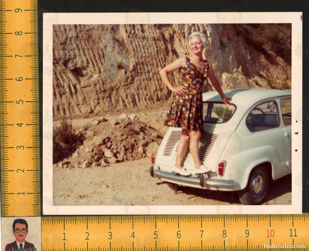 Fotograf&iacute;a antigua: MUJER RUBIA ELEGANTE VESTIDO FLORES POSA SOBRE COCHE CL&Aacute;SICO SEAT 600 BLANCO - FOTO VINTAGE A&Ntilde;OS 70