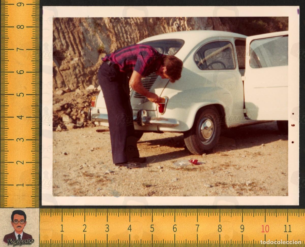 Fotograf&iacute;a antigua: HOMBRE JOVEN REPARA PILOTO TRASERO COCHE CL&Aacute;SICO SEAT 600 - PUERTA ABIERTA - FOTO VINTAGE A&Ntilde;OS 70