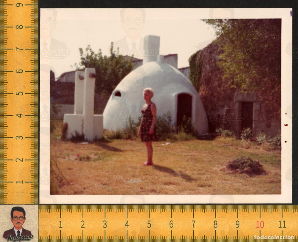 Fotograf&iacute;a antigua: MUJER RUBIA VESTIDO FLORES - POZO Y C&Uacute;PULA ARQUITECTURA SANTA CRISTINA D'ARO GIRONA - FOTO A&Ntilde;OS 70
