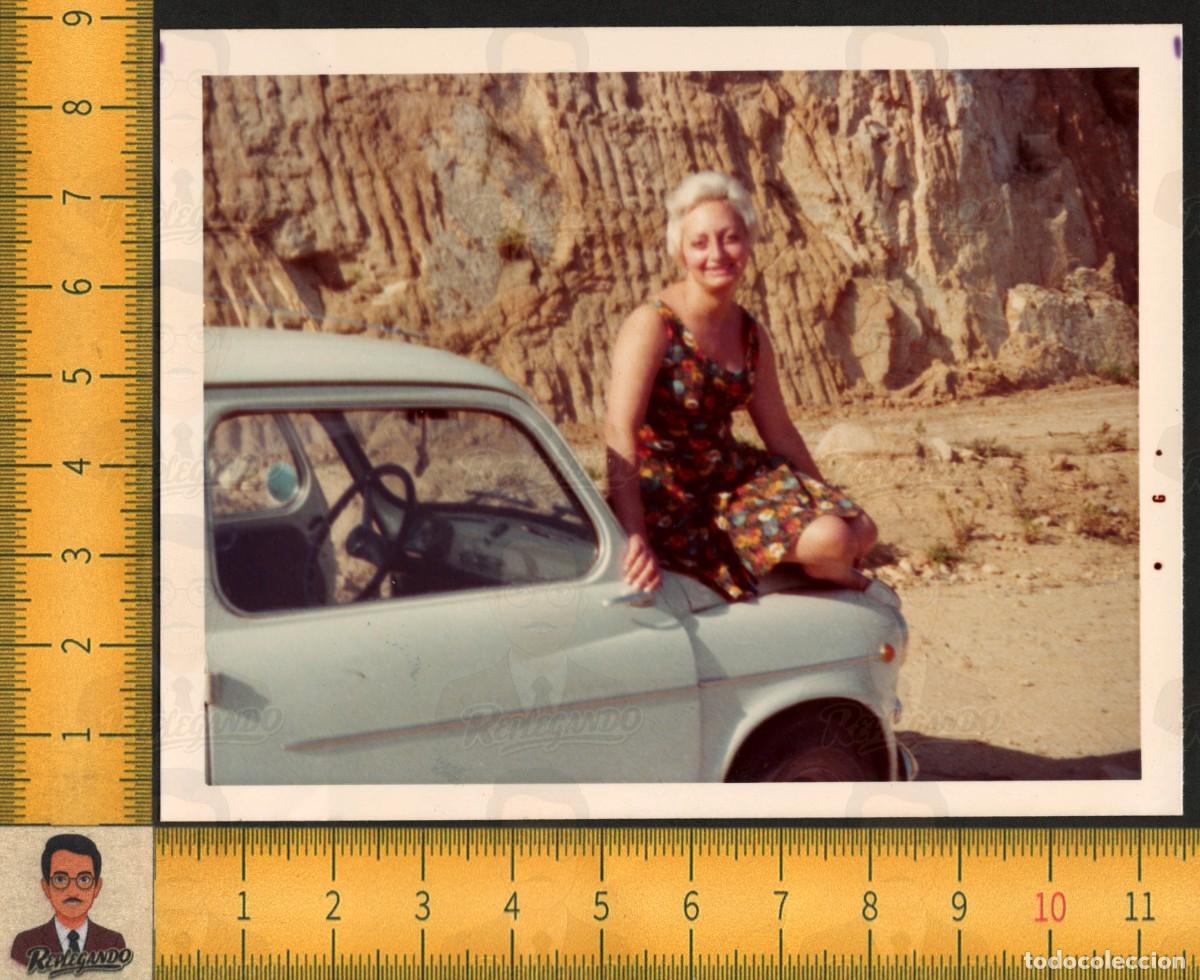 Fotograf&iacute;a antigua: SEXY MUJER RUBIA SONRIENTE VESTIDO FLORES SENTADA CAP&Oacute; COCHE CL&Aacute;SICO SEAT 600 - FOTO VINTAGE A&Ntilde;OS 70