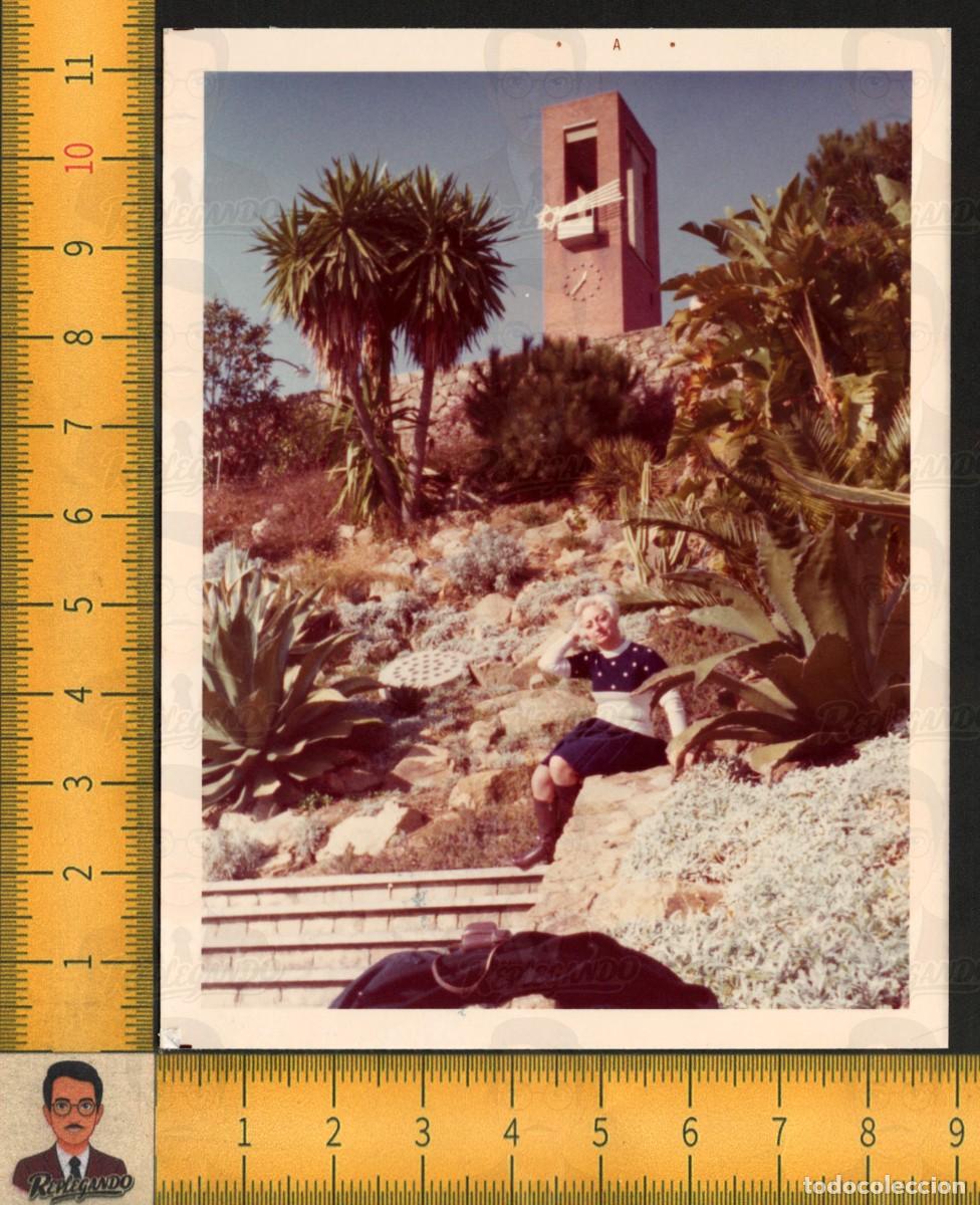 Fotograf&iacute;a antigua: MUJER RUBIA SENTADA JARD&Iacute;N - CAMPANARIO ESTRELLA NAVIDAD HOGARES MUNDET BARCELONA - FOTO A&Ntilde;OS 70