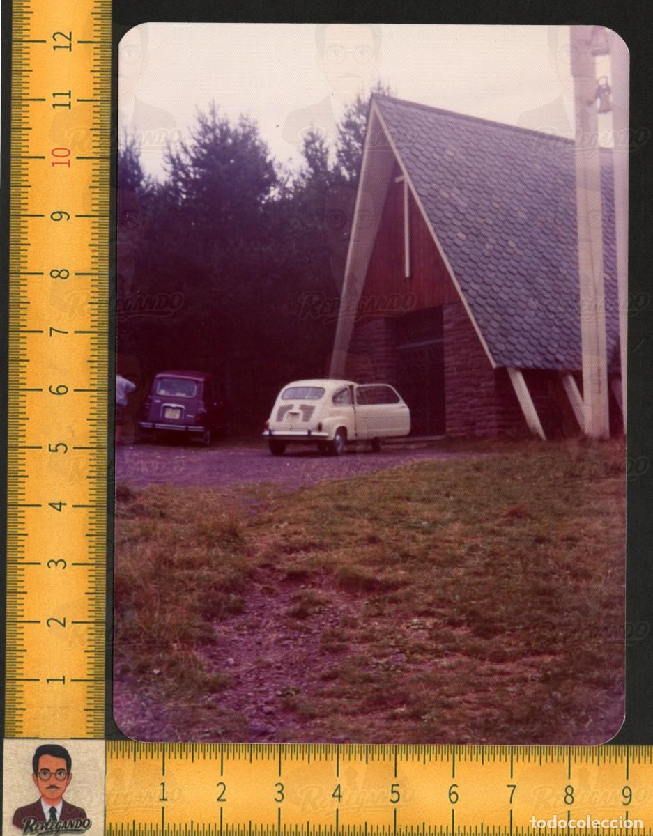 Fotograf&iacute;a antigua: IGLESIA CASTELLAR DE N'HUG BARCELONA - COCHES CL&Aacute;SICOS SEAT 600 RENAULT 4 - FOTO VINTAGE A&Ntilde;OS 70