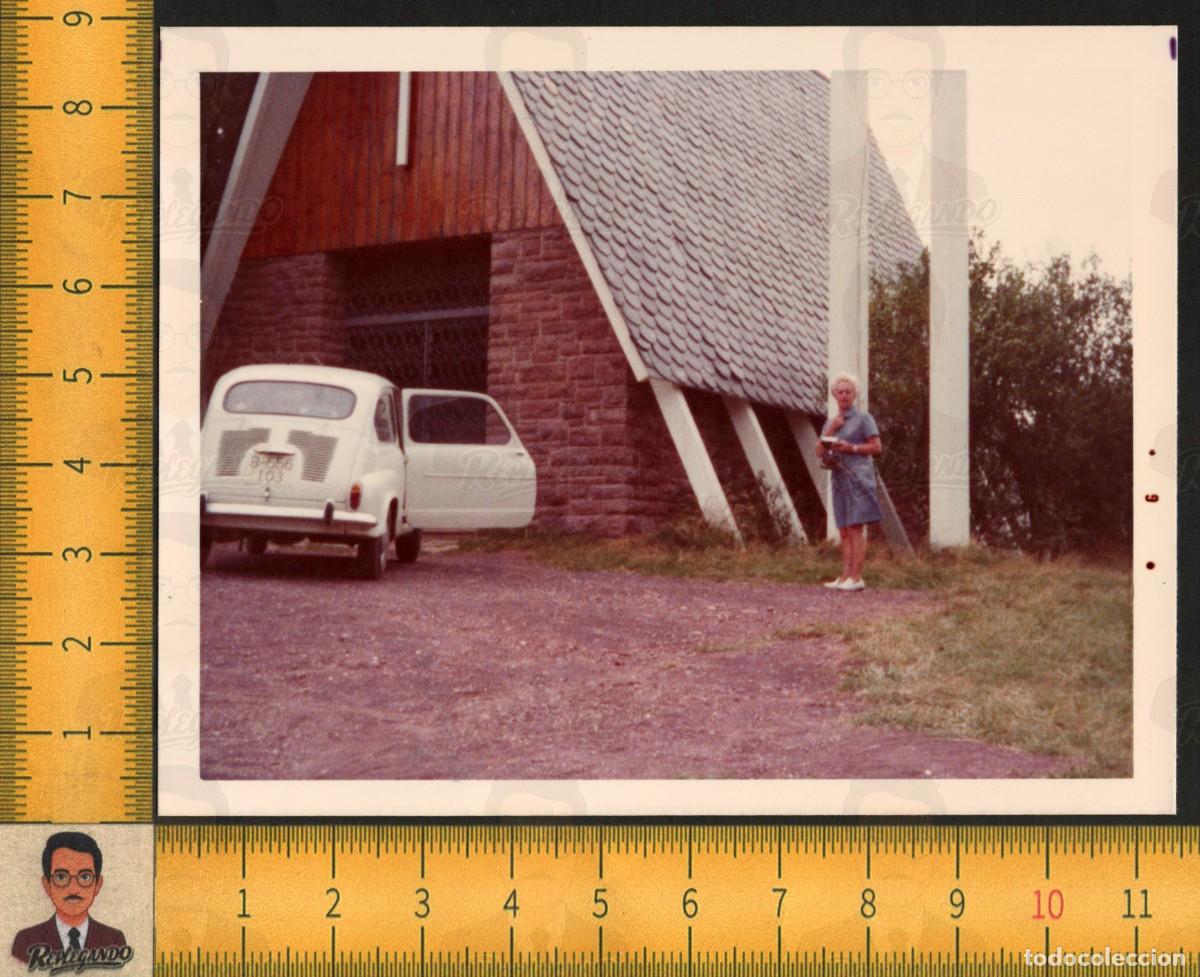 Fotograf&iacute;a antigua: IGLESIA CASTELLAR DE N'HUG BARCELONA - MUJER JOVEN Y COCHE CL&Aacute;SICO SEAT 600 - FOTO VINTAGE A&Ntilde;OS 70