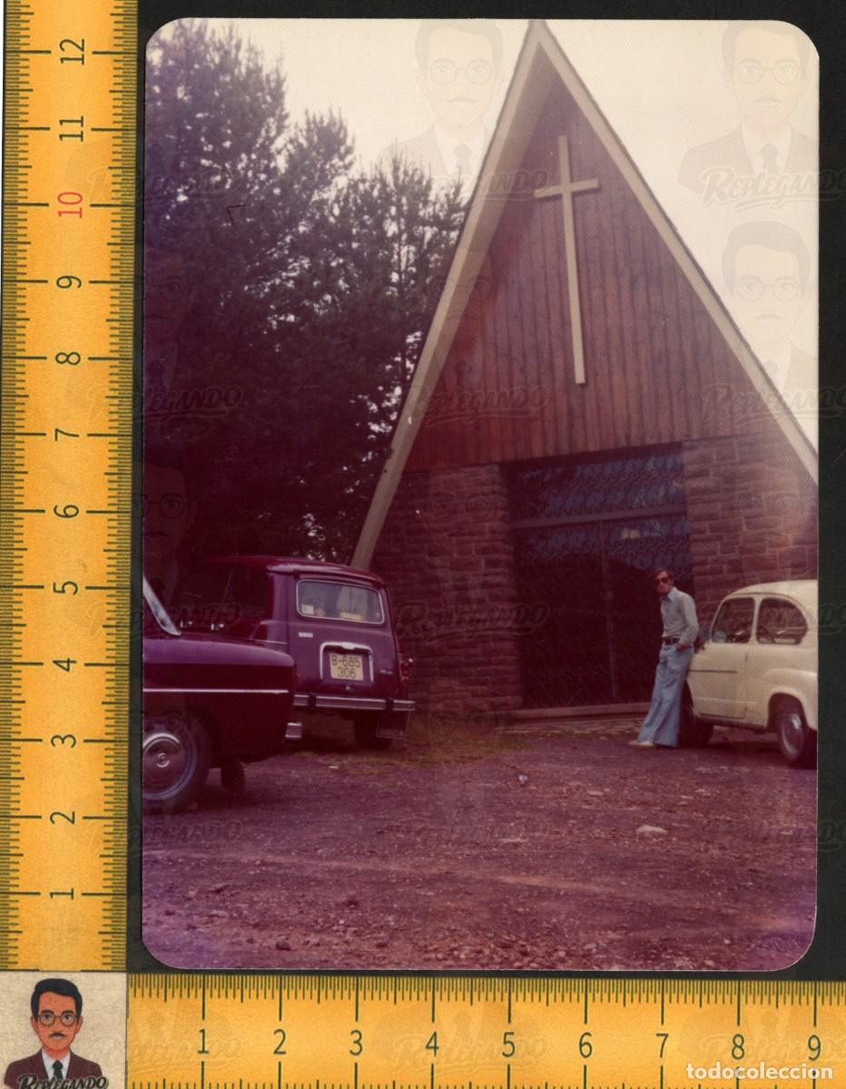 Fotograf&iacute;a antigua: IGLESIA CASTELLAR DE N'HUG BARCELONA - COCHES CL&Aacute;SICOS SEAT 600 RENAULT 4 - FOTO VINTAGE A&Ntilde;OS 70