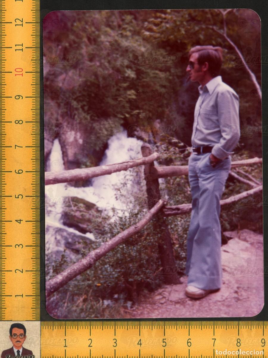 Fotograf&iacute;a antigua: HOMBRE JOVEN GUAPO GAFAS SOL - PANTAL&Oacute;N CAMPANA - CASCADA R&Iacute;O MONTA&Ntilde;A - FOTO VINTAGE LGTB A&Ntilde;OS 70