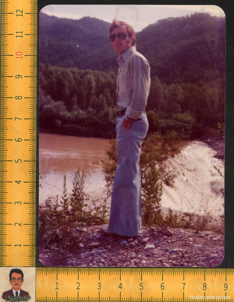 Fotograf&iacute;a antigua: HOMBRE JOVEN GUAPO SEXY GAFAS SOL - PANTAL&Oacute;N CAMPANA - CASCADA R&Iacute;O - FOTO VINTAGE LGTB A&Ntilde;OS 70