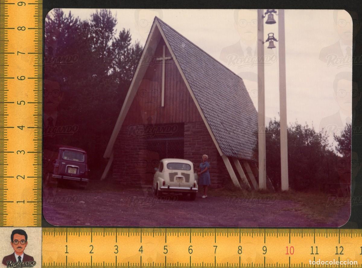 Fotograf&iacute;a antigua: IGLESIA CASTELLAR DE N'HUG BARCELONA - CAMPANARIO CRUZ - SEAT 600 RENAULT 4 - FOTO VINTAGE A&Ntilde;OS 70