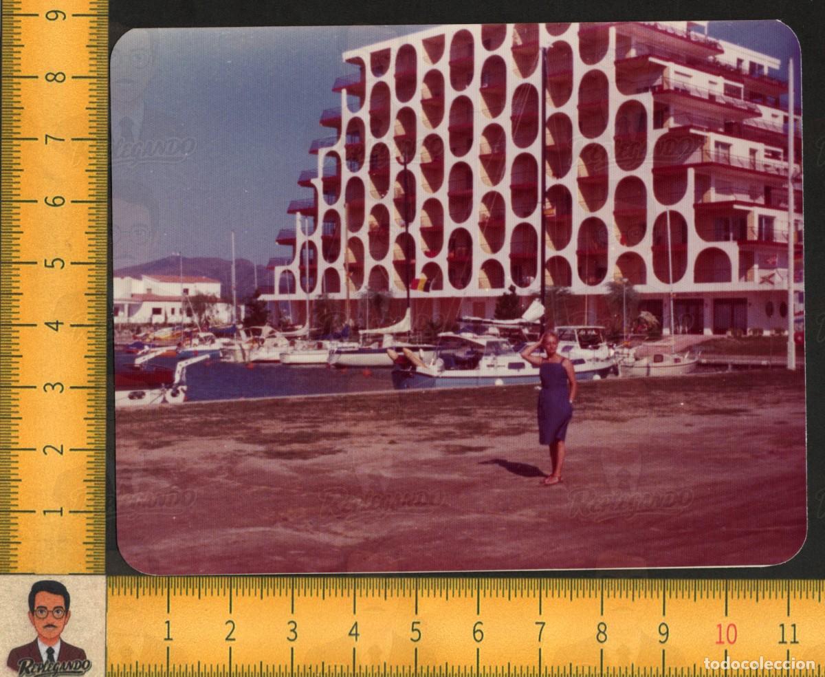 Fotograf&iacute;a antigua: MUJER JOVEN POSA PUERTO DEPORTIVO EMPURIABRAVA GIRONA - EDIFICIO APARTAMENTOS BARCOS - FOTO A&Ntilde;OS 70