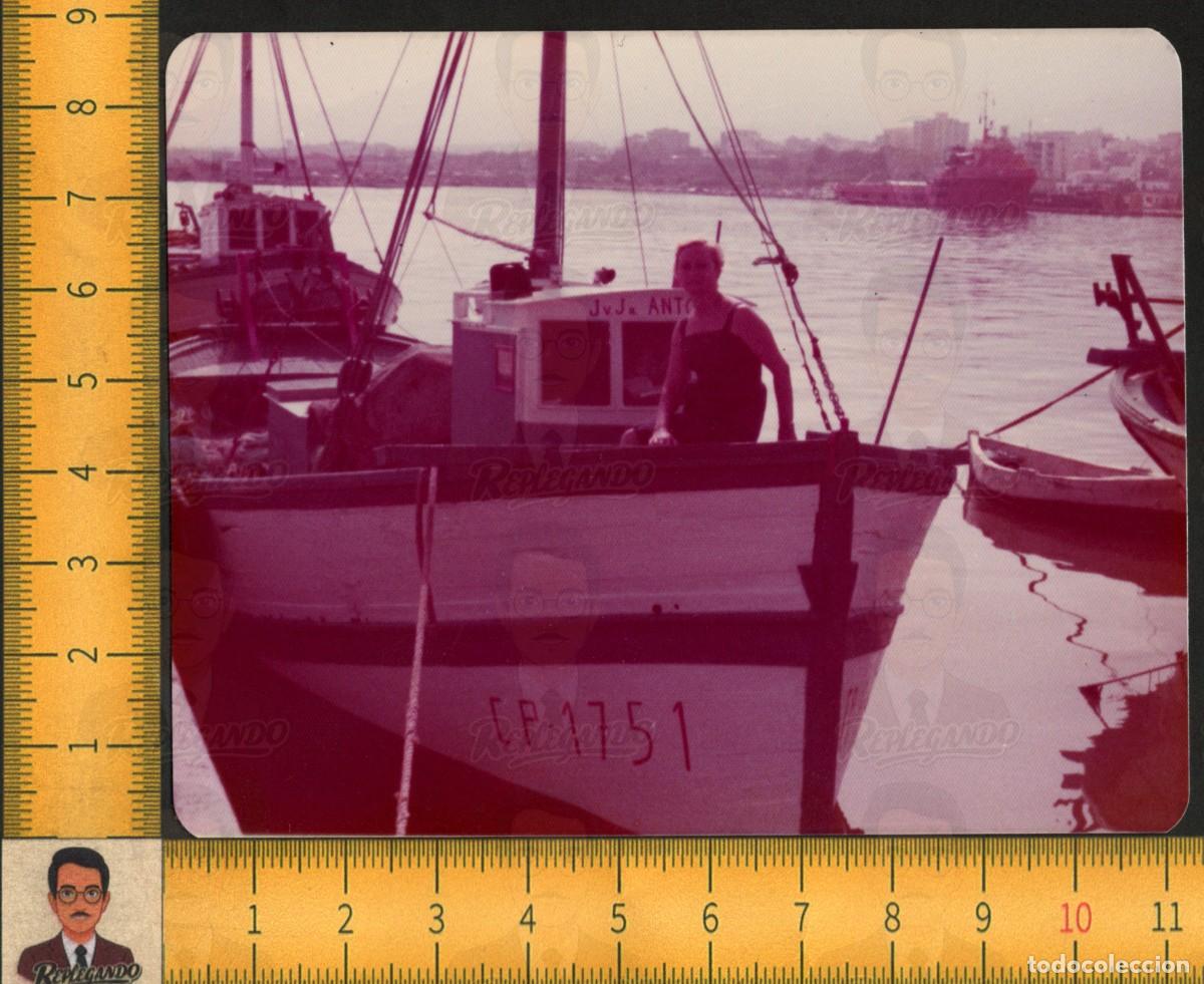 Fotograf&iacute;a antigua: MUJER JOVEN BARCO PESQUERO - PUERTO EMPURIABRAVA GIRONA - EMBARCACIONES - FOTO VINTAGE A&Ntilde;OS 70
