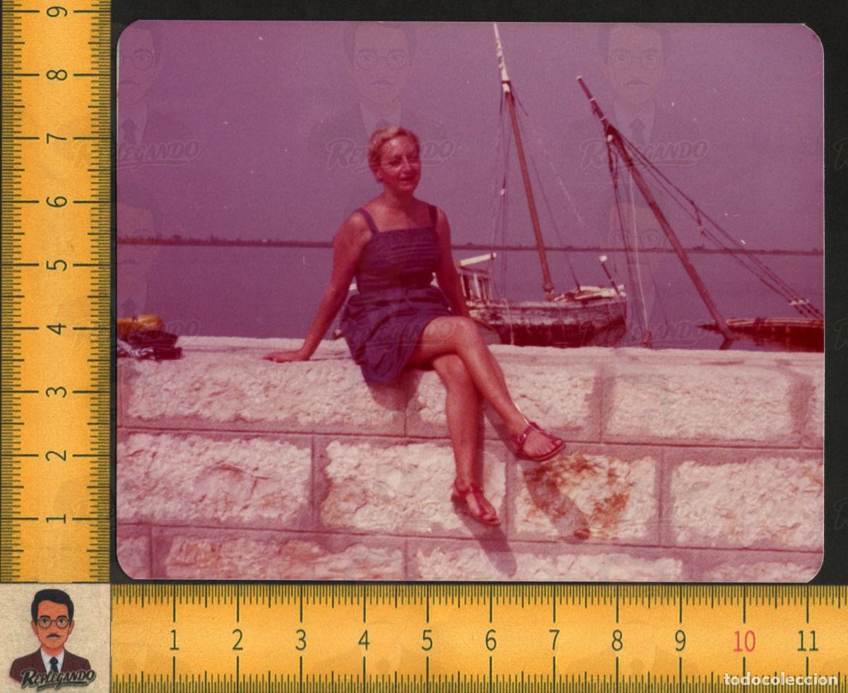 Fotograf&iacute;a antigua: MUJER JOVEN SENTADA MUELLE - BARCOS PESQUEROS EMPURIABRAVA GIRONA - FOTO VINTAGE A&Ntilde;OS 70