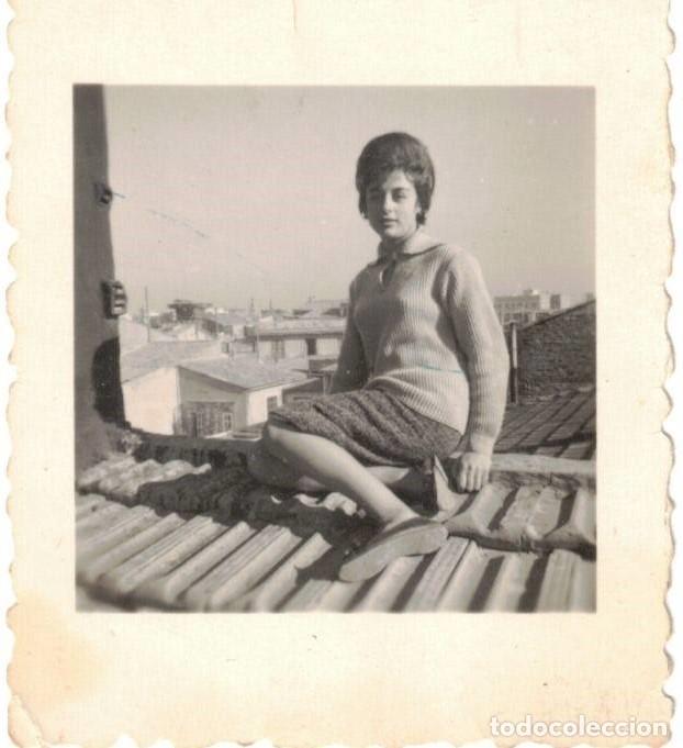 Fotograf&iacute;a antigua: :::: C465 - FOTOGRAFIA FORMATO PEQUE&Ntilde;O - JOVEN SENTADA EN UN TEJADO ***