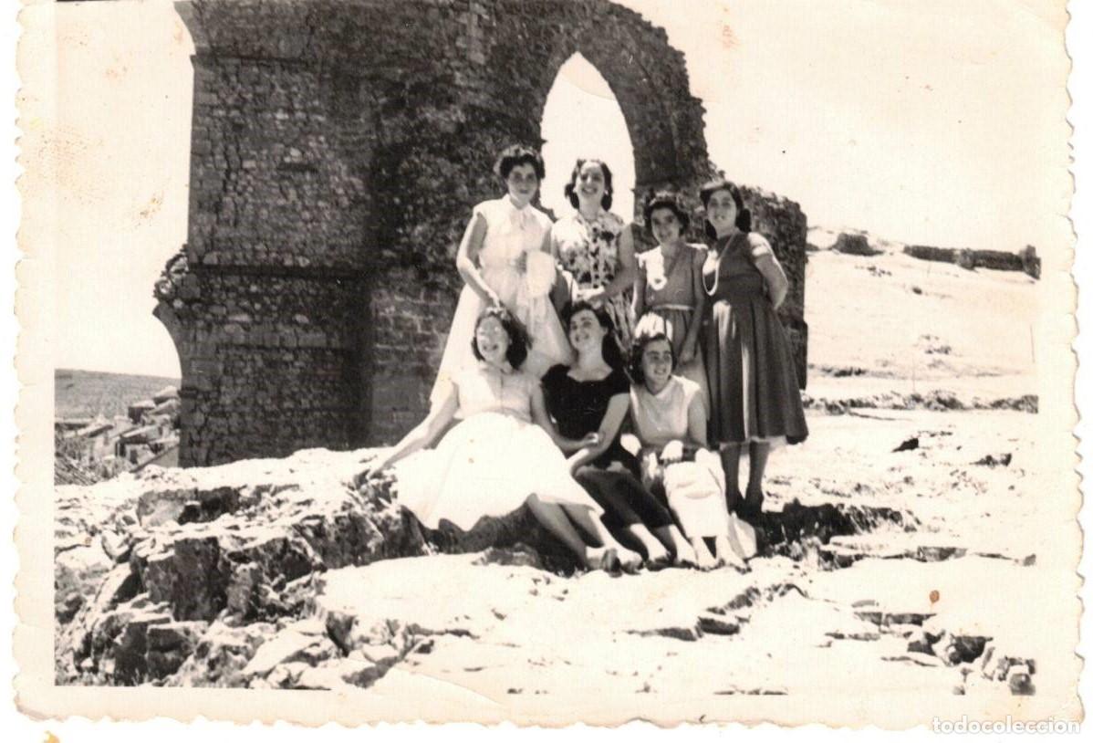 Fotograf&iacute;a antigua: :::: H207 - FOTOGRAFIA - GRUPO DE AMIGAS JUNTO A UNAS RUINAS