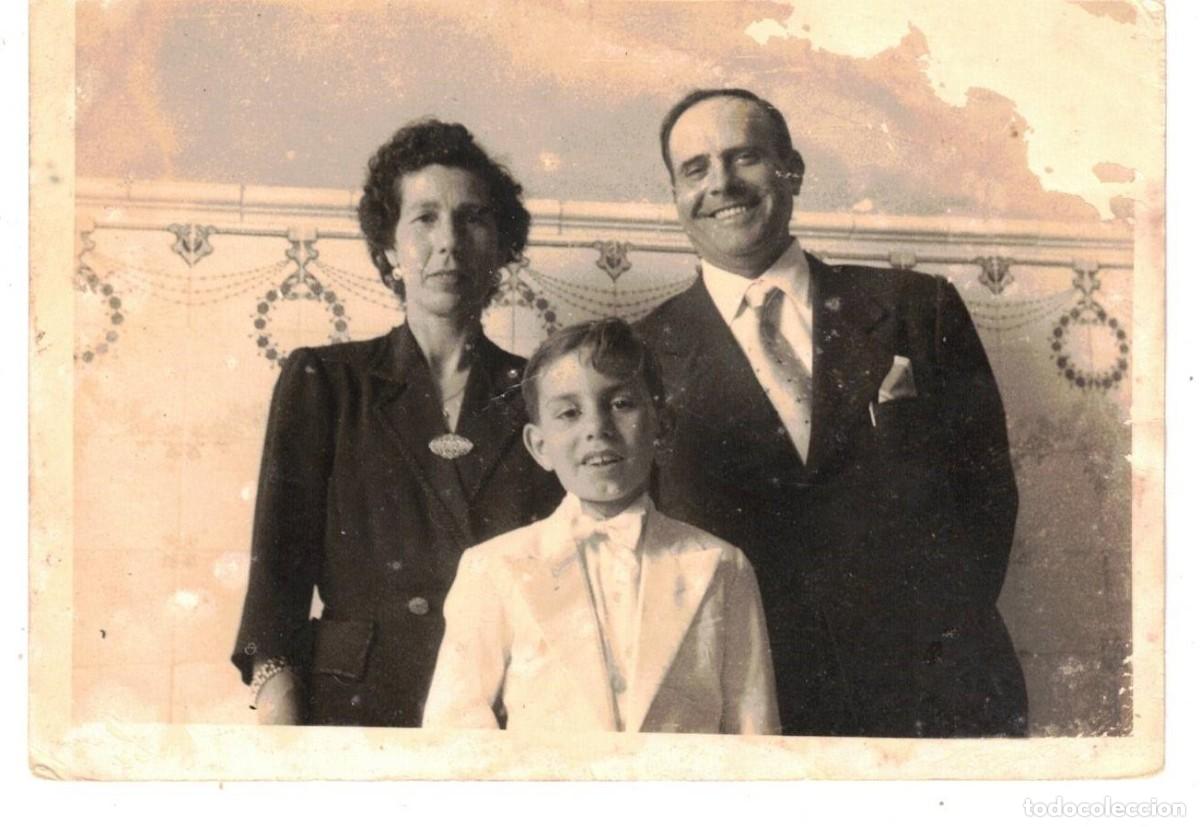Fotograf&iacute;a antigua: :::: H209 - FOTOGRAFIA - PAREJA CON SU NI&Ntilde;O DE PRIMERA COMUNION