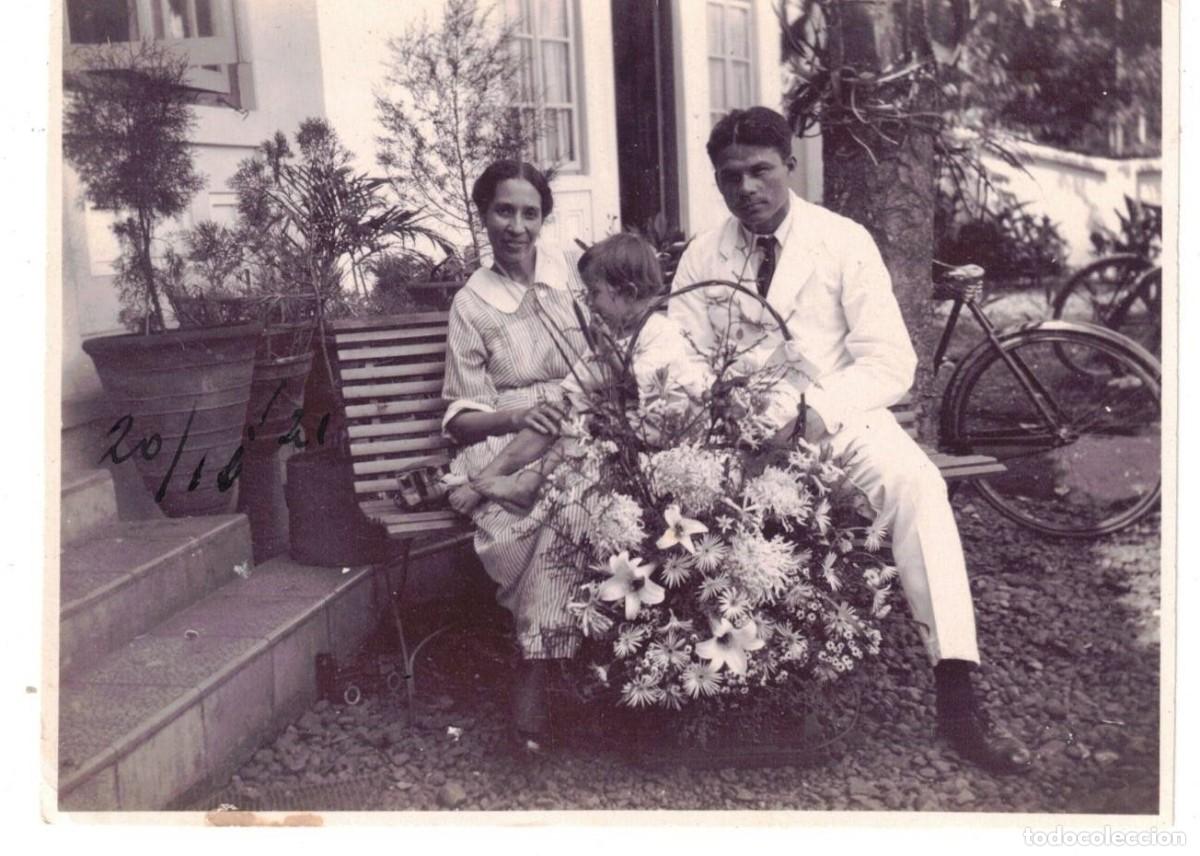 Fotograf&iacute;a antigua: :::: H211 - FOTOGRAFIA - PAREJA CON SU NI&Ntilde;A JUNTO A UNA GRAN CESTA DE FLORES