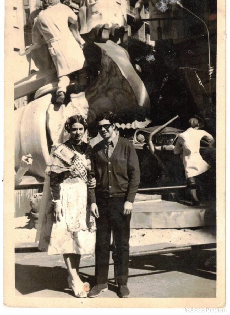 Fotograf&iacute;a antigua: :::: H212 - FOTOGRAFIA - FALLERA CON SU PAREJA JUNTO A UNA FALLA