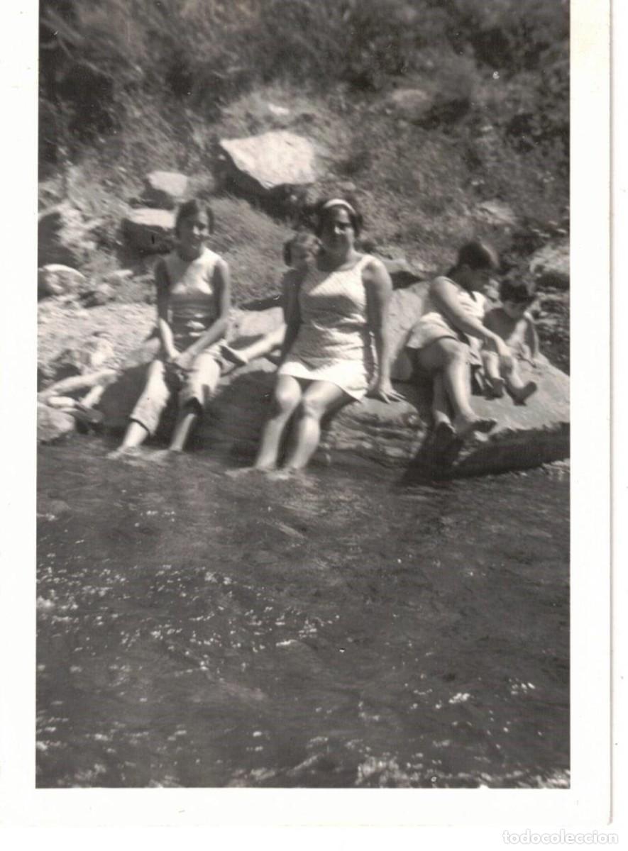 Fotograf&iacute;a antigua: :::: H219 - FOTOGRAFIA - AMIGAS CON LOS PIES EN EL AGUA