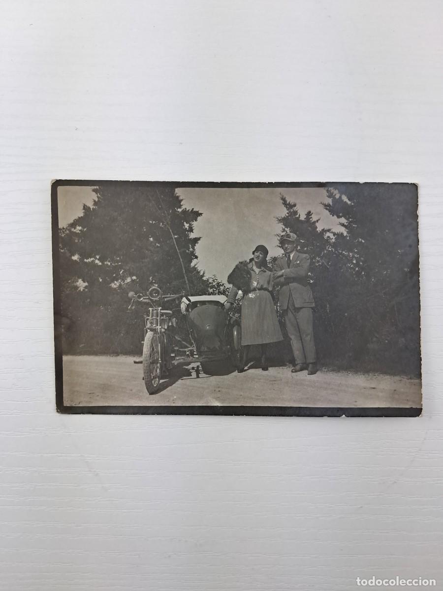 Fotograf&iacute;a antigua: Foto cartolina d'epoca di una coppia di fianco a una moto con sidecar - periodo inizio '900