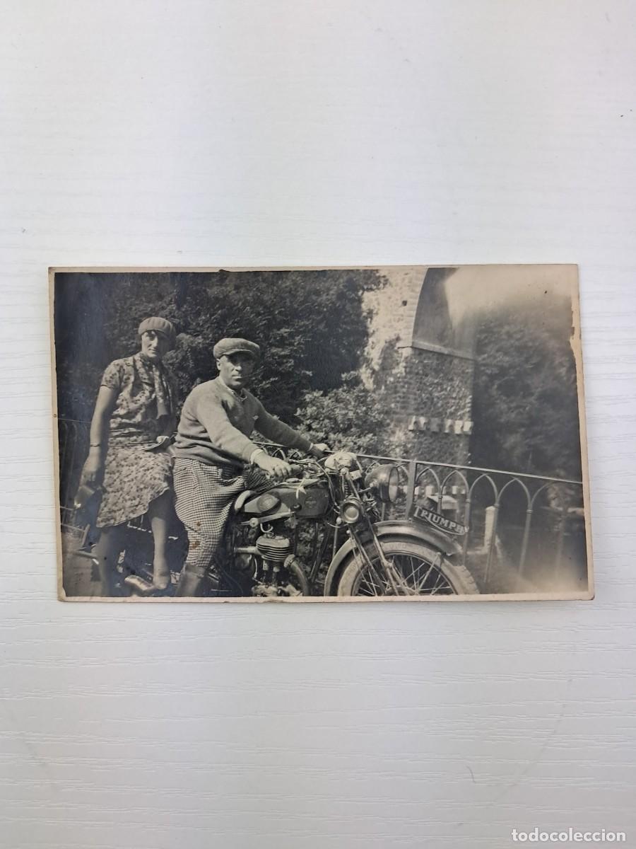 Fotograf&iacute;a antigua: Foto in b/n di una coppia in sella su una moto Triumph - periodo inizio '900