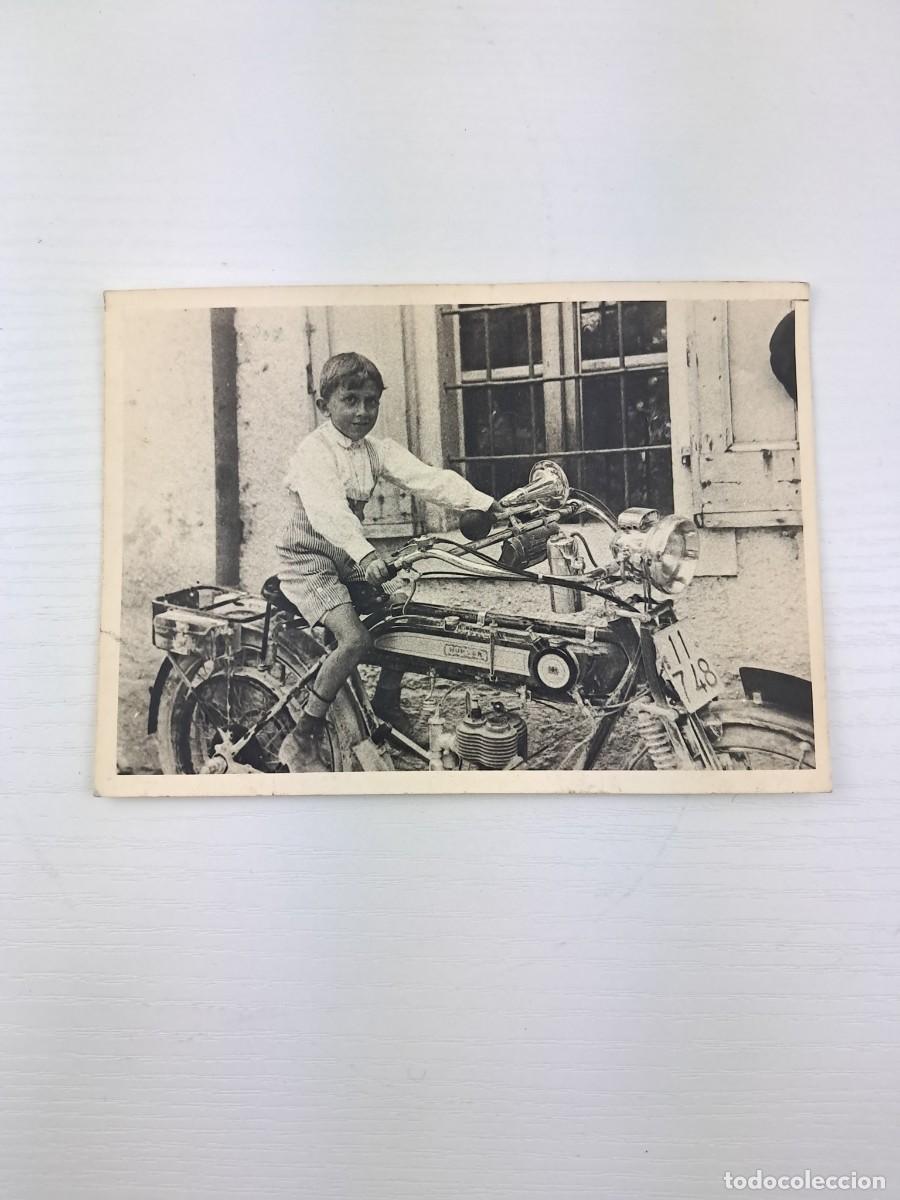 Fotograf&iacute;a antigua: Foto in b/n di un bambino in sella su una moto Humber - periodo inizio '900