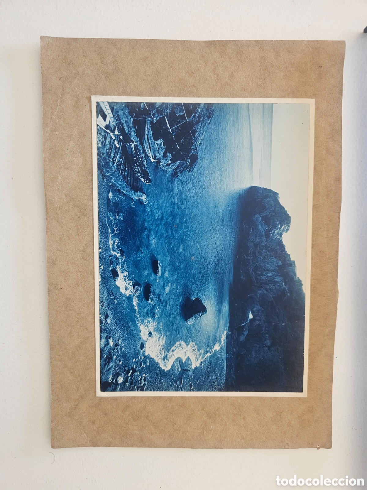 Fotograf&iacute;a antigua: ​Fotografia antigua cianotipia tono azul costa acantilado barcas papel soporte Cala Deia Mallorca