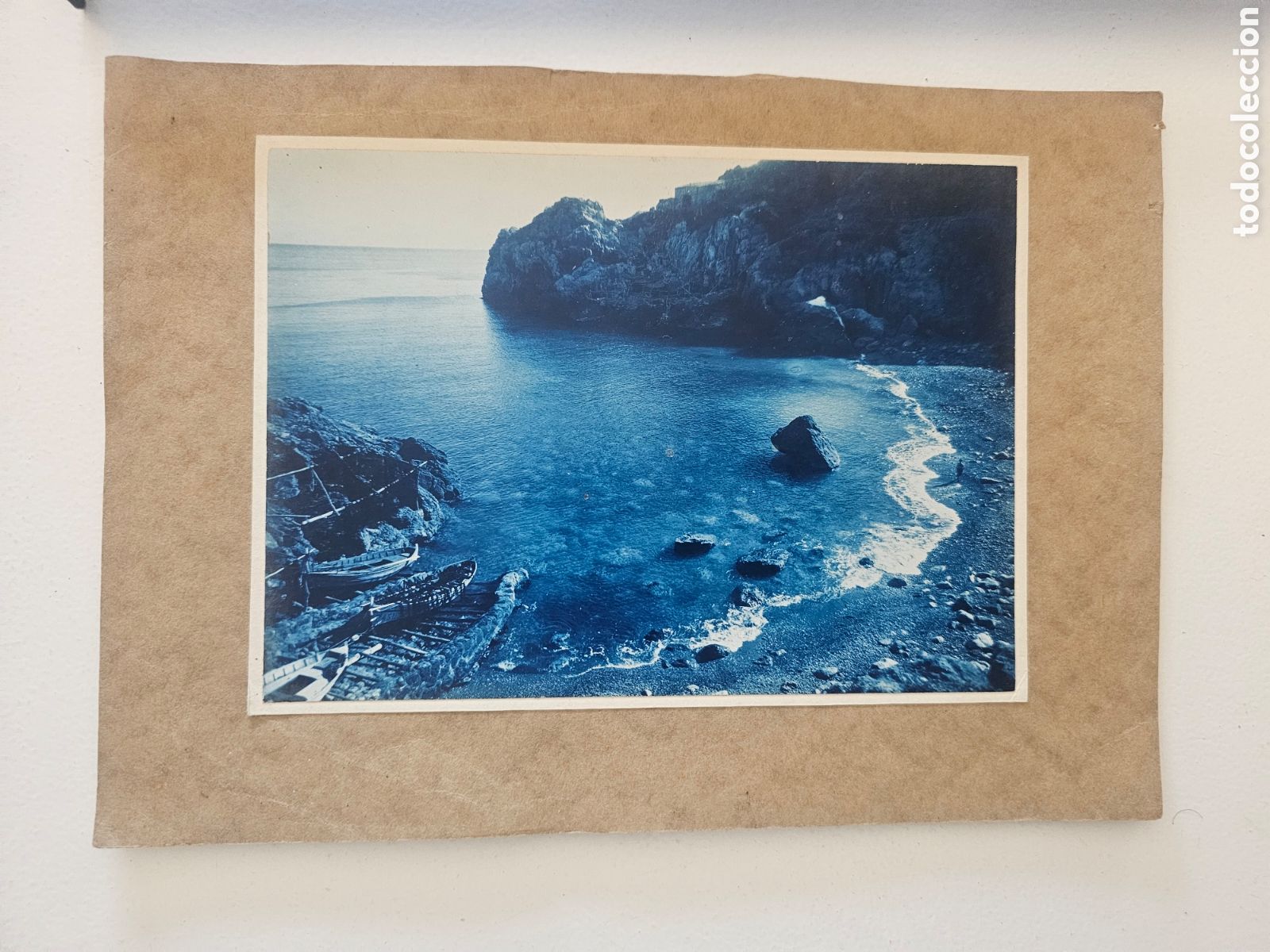 Fotograf&iacute;a antigua: ​Fotografia antigua cianotipia tono azul costa acantilado barcas papel soporte Cala Deia Mallorca