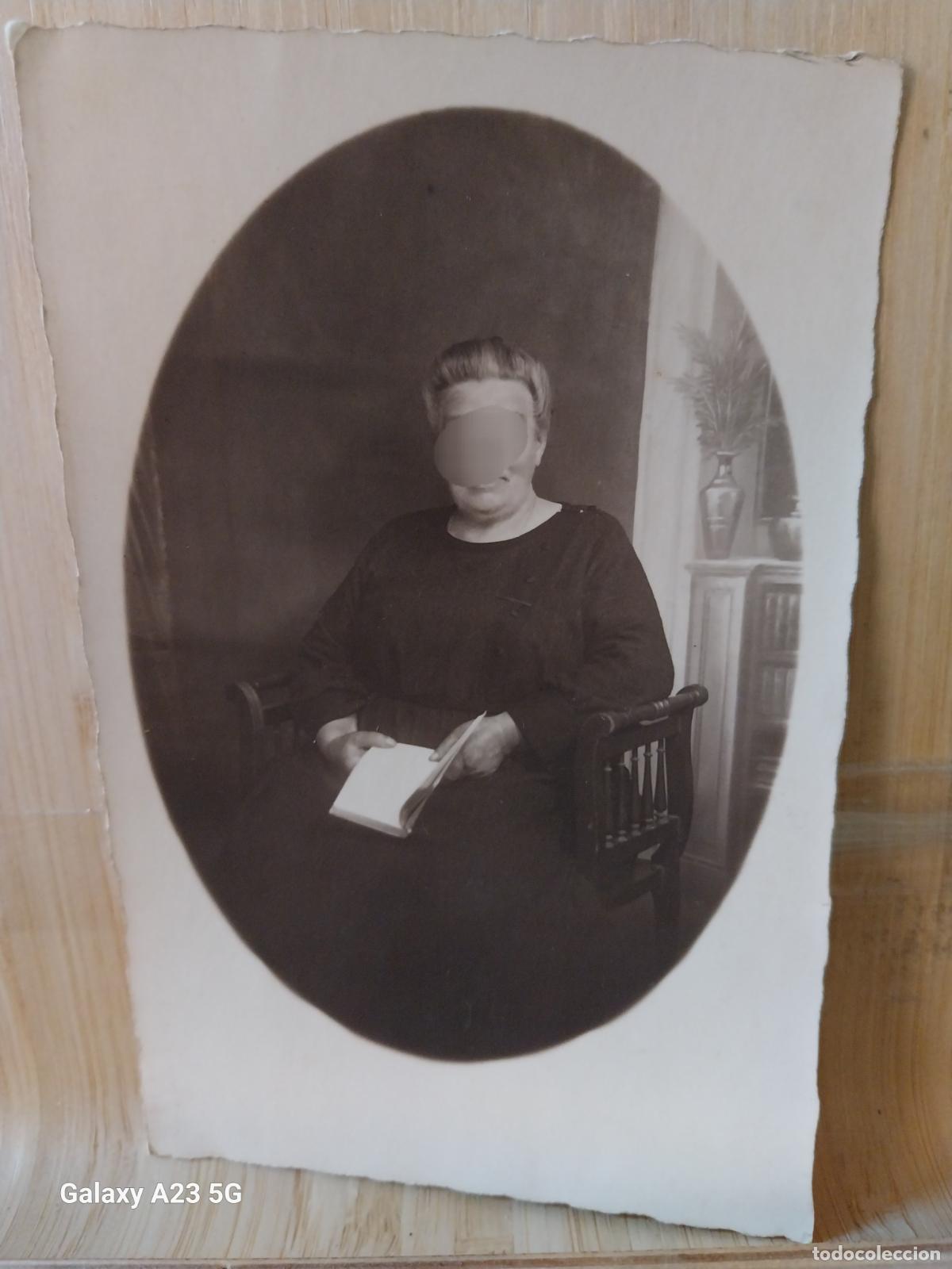 Fotograf&iacute;a antigua: SE&Ntilde;ORA LEYENDO LIBRO SILLA MODERNISTA 1920 APROX FOTO PARTICULAR DORSO POSTAL ESCRITO