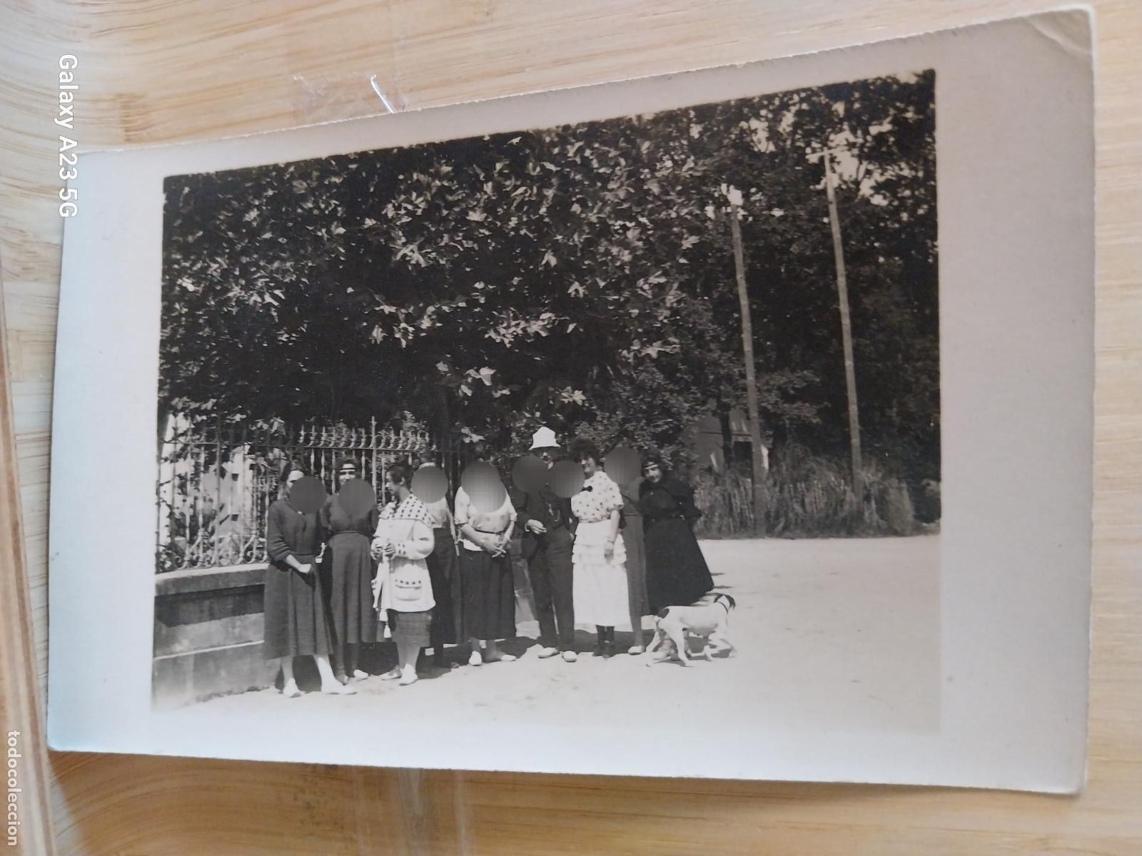 Fotograf&iacute;a antigua: CABALLERO CON SOMBRERO RODEADO MUJERES 1920 APROX FOTO PARTICULAR DORSO POSTAL