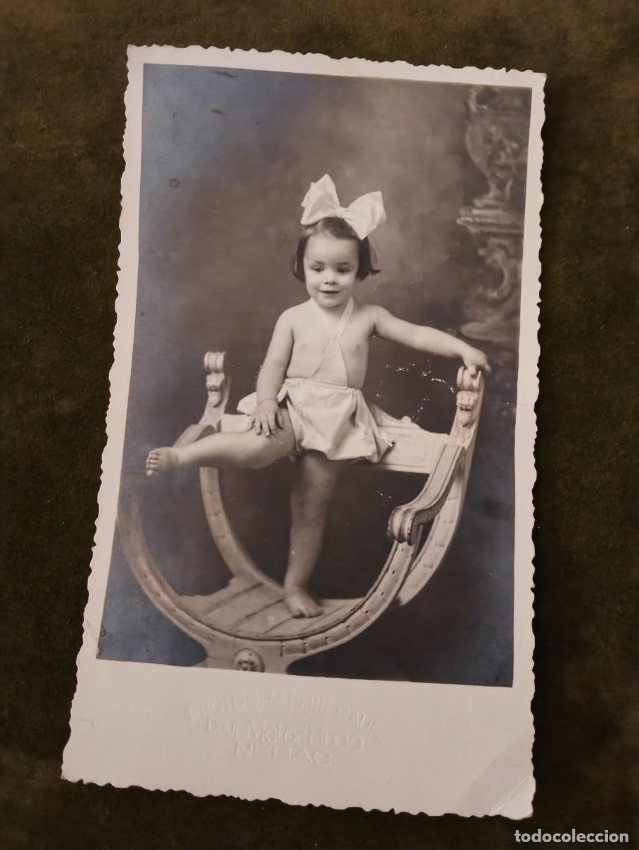 Fotograf&iacute;a antigua: BONITA FOTO DE ESTUDIO - NI&Ntilde;A POSANDO ENSAYO DE BALLET SOBRE SILLA DE ESCRITORIO 1940