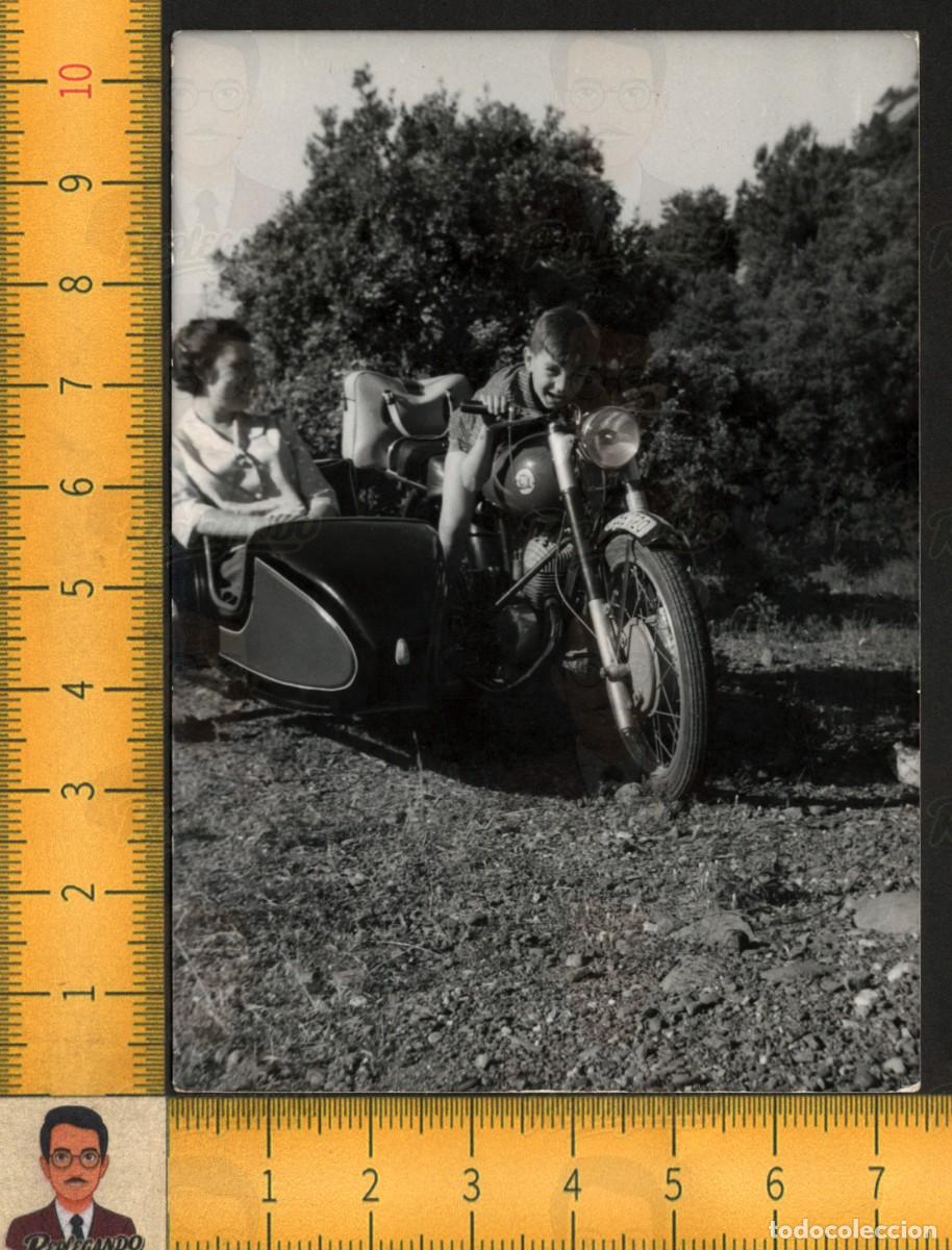 Fotograf&iacute;a antigua: NI&Ntilde;O MONTA MOTO MONTESA BR&Iacute;O SIDECAR - MUJER SENTADA - MOTOCICLETA CL&Aacute;SICA FOTO ANTIGUA A&Ntilde;OS 50/60