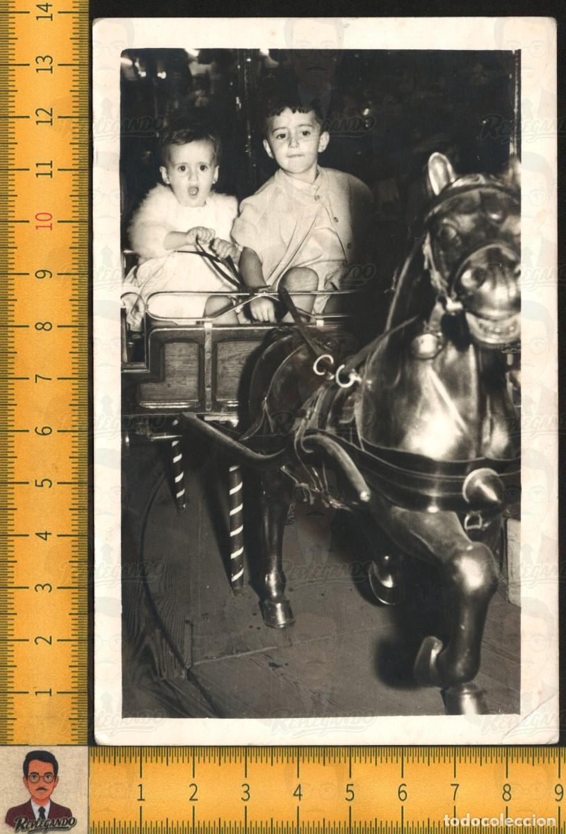 Fotograf&iacute;a antigua: PAREJA NI&Ntilde;OS CARRO CABALLO TIOVIVO CARRUSEL - FERIA ATRACCIONES INFANTILES - FOTO ANTIGUA A&Ntilde;OS 50/60